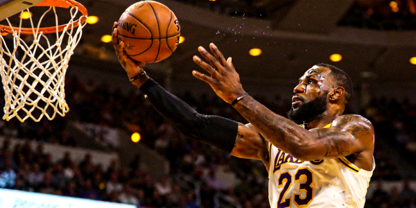 篮球运动员在比赛中投篮的瞬间特写